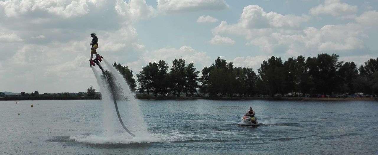 Flyboard poháněný proudem vody z vodního skůtru. I takovou zábavu jste mohli vyzkoušet, hned vedle stánku s paddleboardy.