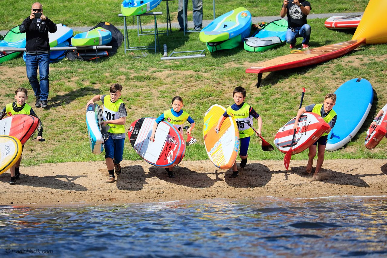 Paddles Up start děti na paddleboardech