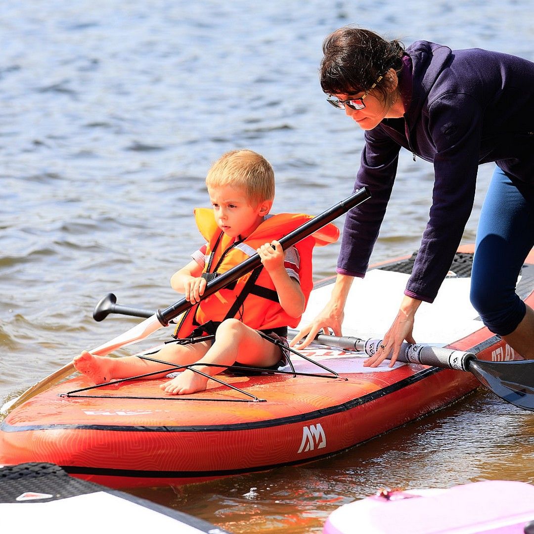 Maminka s dítětem na paddleboardu