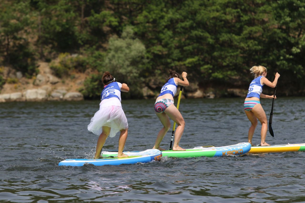 Nevěsta na paddleboardových závodech