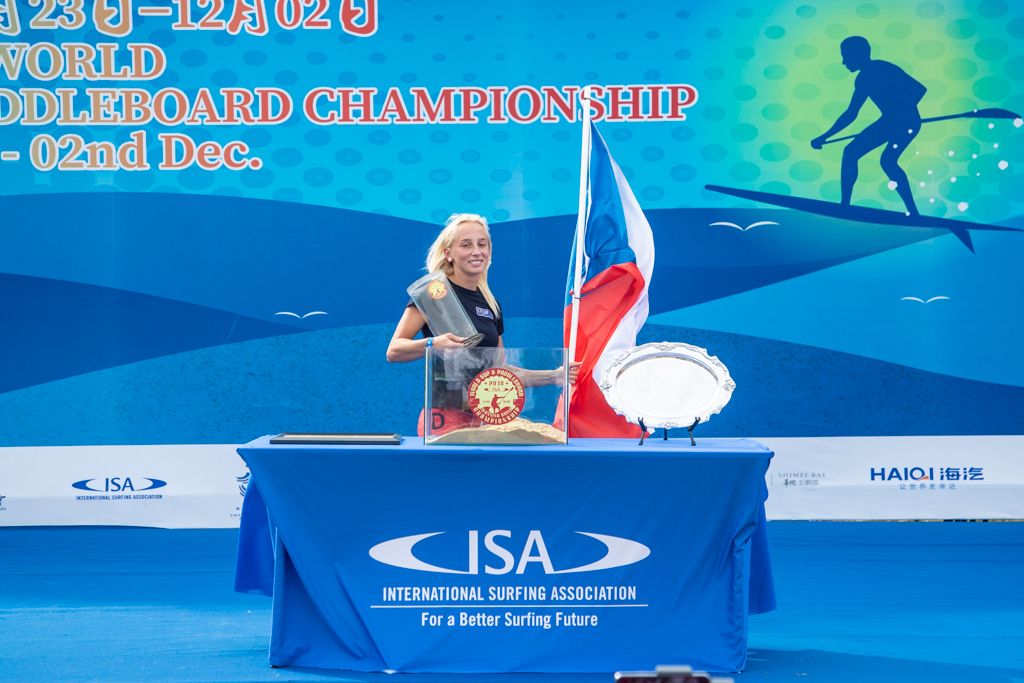 Iva Dundová_ceremonie písků_ISA Champs_CZE_SANDS_JIMENEZ (1)