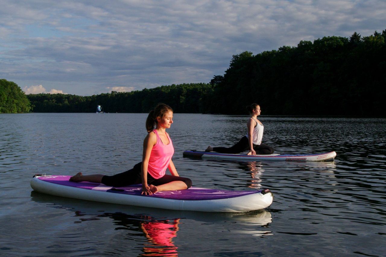 Shark SUP Yoga při západu slunce