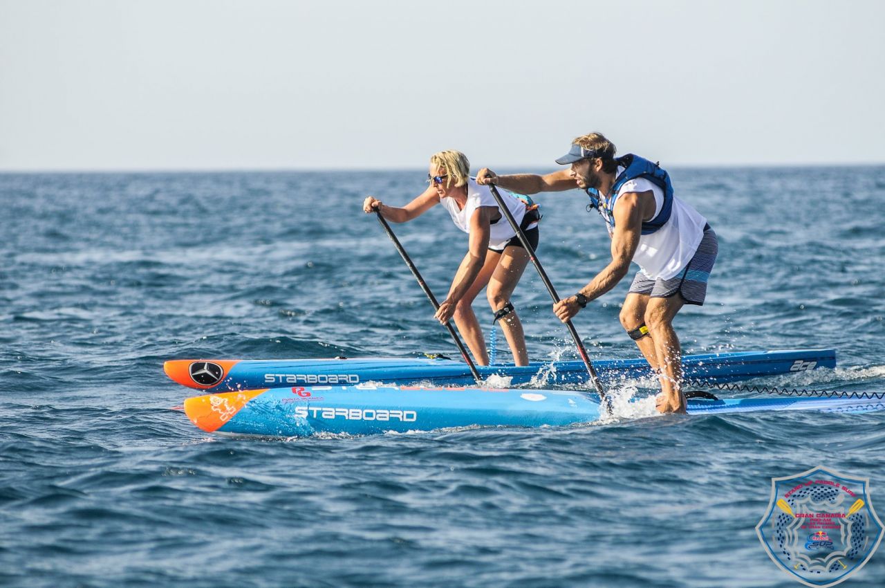 Sonni Hönscheid předjíždí na paddleboardu hodně mužů